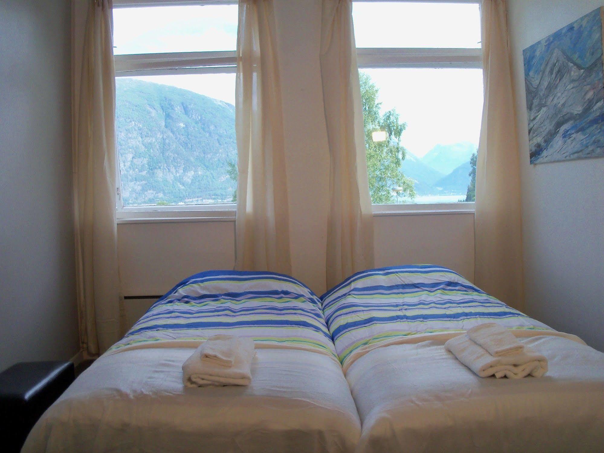 Solfjord Bed & Bistro Bed & Breakfast Ейдсдал Екстериор снимка