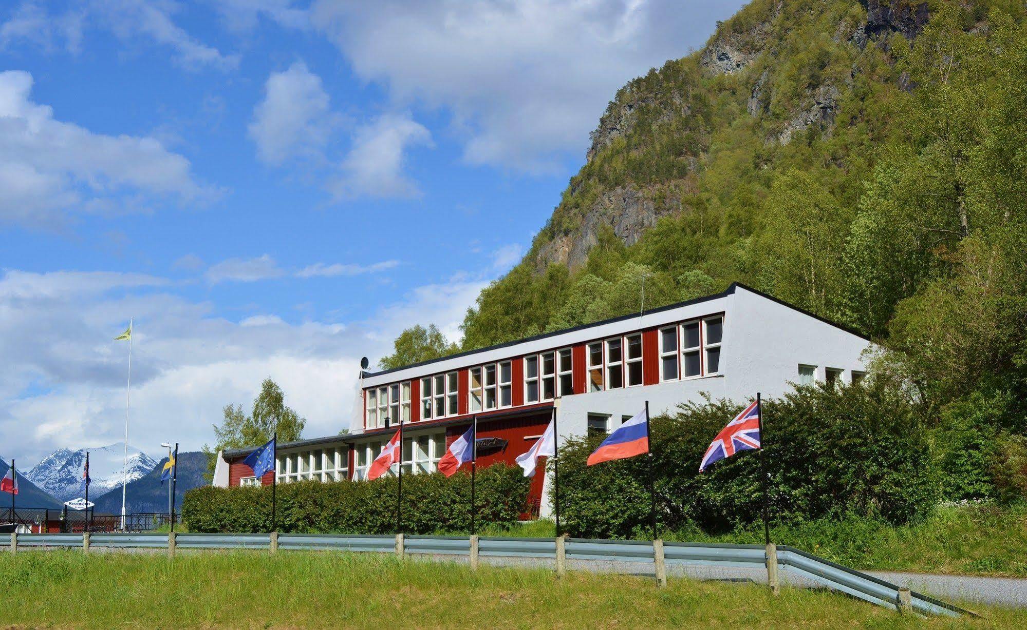 Solfjord Bed & Bistro Bed & Breakfast Ейдсдал Екстериор снимка